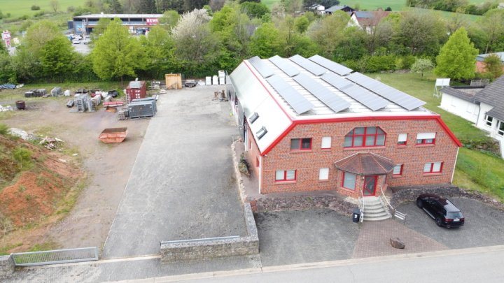 Attraktives Büro- und Wohngebäude mit PV-Anlage, Lagerhalle & großzügiger Freifläche