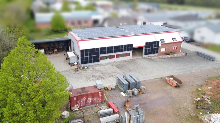 Attraktives Büro- und Wohngebäude mit PV-Anlage, Lagerhalle & großzügiger Freifläche