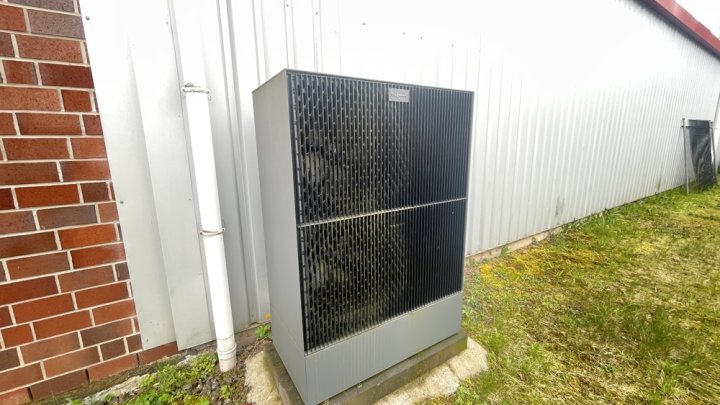 Attraktives Büro- und Wohngebäude mit PV-Anlage, Lagerhalle & großzügiger Freifläche