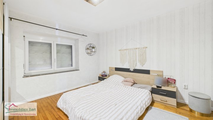 REIMSBACH: GEPFLEGTES WOHNHAUS MIT 2 WOHNUNGEN