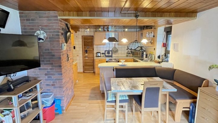 Gepflegtes Einfamilienhaus mit 2 Garagen in Uninähe