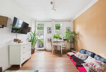 Wohnzimmer mit Zugang zu eine Balkon