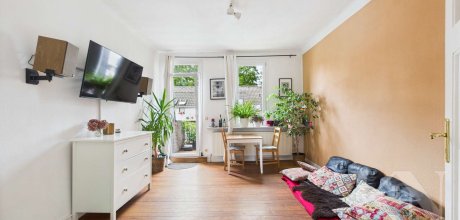 Wohnzimmer mit Zugang zu eine Balkon