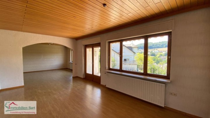 TABEN-RODT: WOHNHAUS MIT WEITBLICK AUF 10 AR GRUNDSTÜCK!