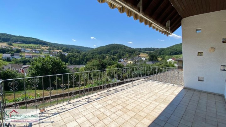 TABEN-RODT: WOHNHAUS MIT WEITBLICK AUF 10 AR GRUNDSTÜCK!