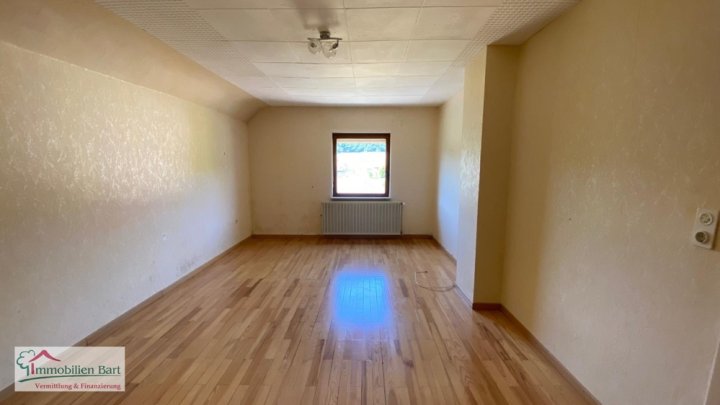 TABEN-RODT: WOHNHAUS MIT WEITBLICK AUF 10 AR GRUNDSTÜCK!