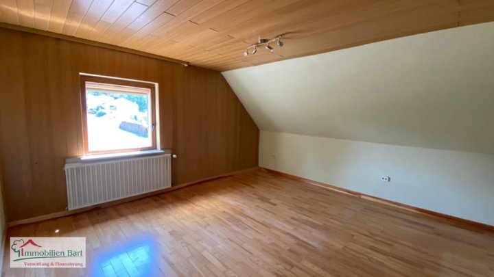 TABEN-RODT: WOHNHAUS MIT WEITBLICK AUF 10 AR GRUNDSTÜCK!