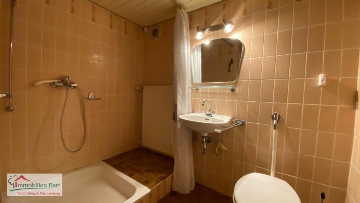 TABEN-RODT: WOHNHAUS MIT WEITBLICK AUF 10 AR GRUNDSTÜCK!