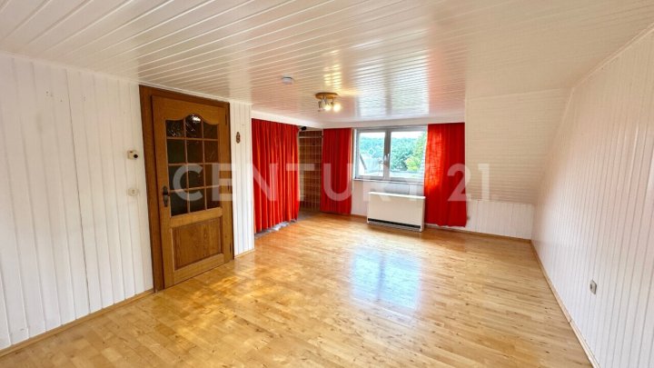 Charmantes Zweifamilienhaus mit Garten, Wintergarten und zwei Garagen