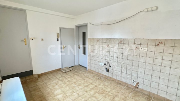 Charmantes Zweifamilienhaus mit Garten, Wintergarten und zwei Garagen