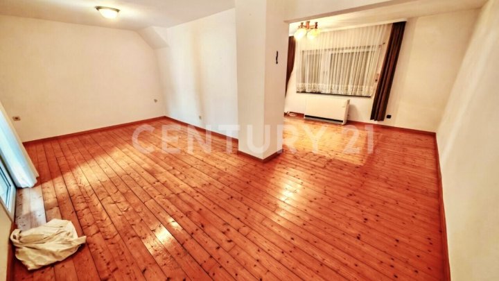 Charmantes Zweifamilienhaus mit Garten, Wintergarten und zwei Garagen