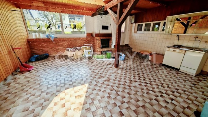 Charmantes Zweifamilienhaus mit Garten, Wintergarten und zwei Garagen