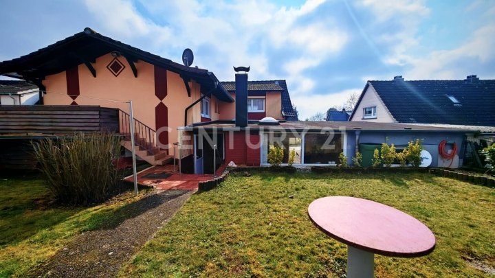 Charmantes Zweifamilienhaus mit Garten, Wintergarten und zwei Garagen