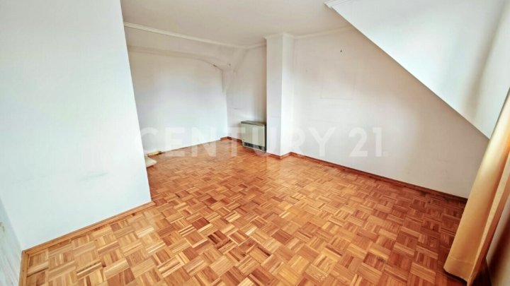 Charmantes Zweifamilienhaus mit Garten, Wintergarten und zwei Garagen