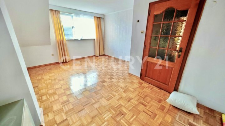Charmantes Zweifamilienhaus mit Garten, Wintergarten und zwei Garagen
