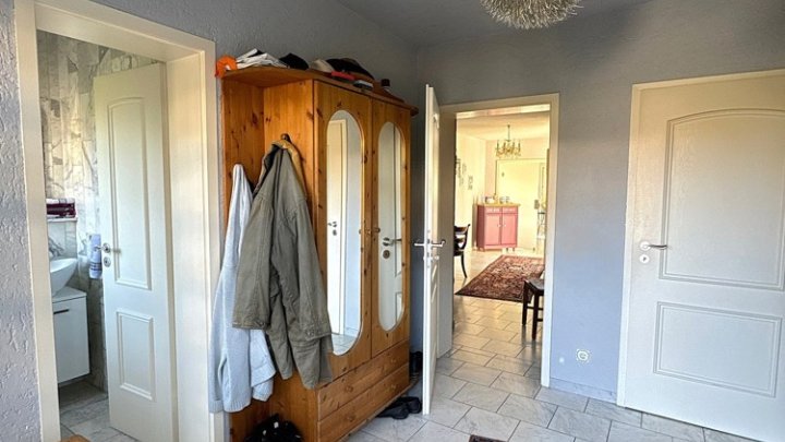 Großzügiges freistehendes Haus mit Garagen und Garten nähe Golfplatz