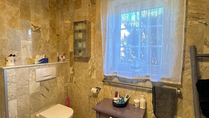 Großzügiges freistehendes Haus mit Garagen und Garten nähe Golfplatz