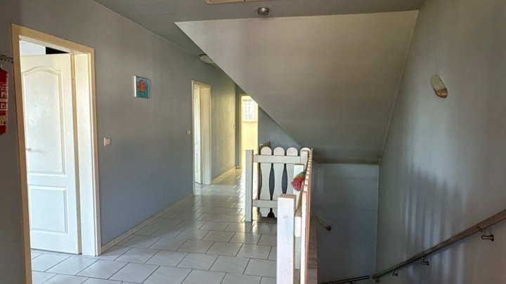 Großzügiges freistehendes Haus mit Garagen und Garten nähe Golfplatz