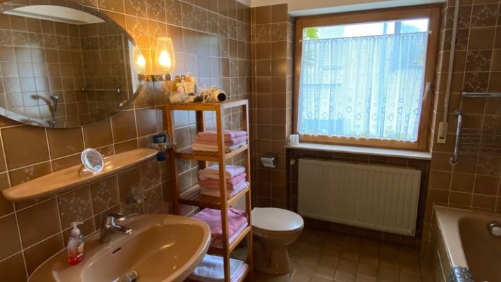 Renditeobjekt: Gästehaus (4-FH) mit 15 Zimmern in Uni-Nähe