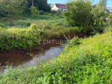 Idylle mit Möglichkeiten hinter der Immobilie