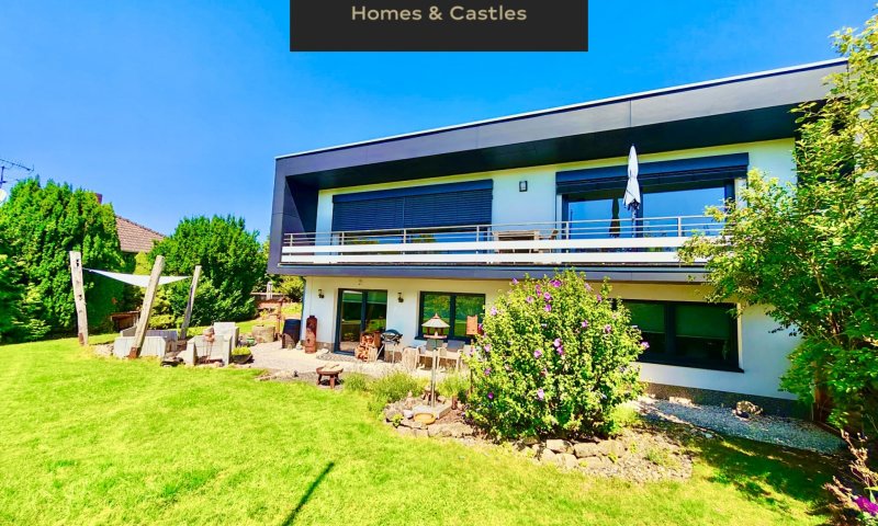 KERNSANIERT VON ARCHITEKTIN: Wunderschönes 240m² Haus mit tollem Garten 4 Garagenplätzen+2 Stellpl.