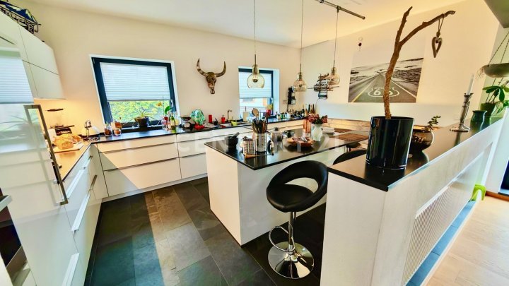 KERNSANIERT VON ARCHITEKTIN: Wunderschönes 240m² Haus mit tollem Garten 4 Garagenplätzen+2 Stellpl.