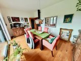 funktionales Esszimmer mit Zugang zum Balkon
