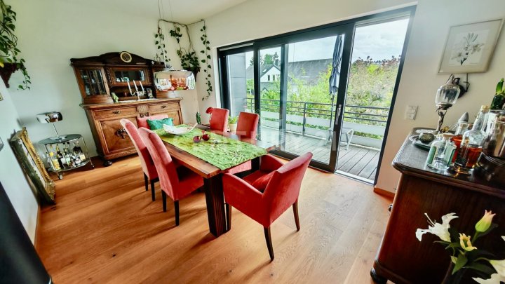 KERNSANIERT VON ARCHITEKTIN: Wunderschönes 240m² Haus mit tollem Garten 4 Garagenplätzen+2 Stellpl.