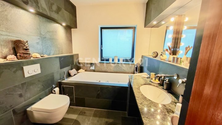 KERNSANIERT VON ARCHITEKTIN: Wunderschönes 240m² Haus mit tollem Garten 4 Garagenplätzen+2 Stellpl.