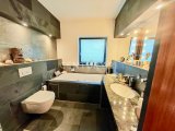 1. Badezimmer mit Dusche und Badewanne