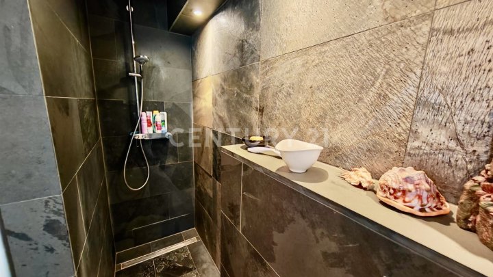 KERNSANIERT VON ARCHITEKTIN: Wunderschönes 240m² Haus mit tollem Garten 4 Garagenplätzen+2 Stellpl.