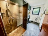 2. Badezimmer mit grosser ebenerdiger Dusche