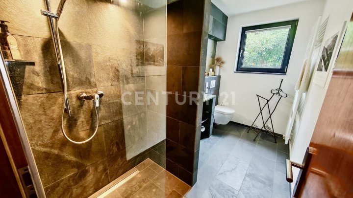 KERNSANIERT VON ARCHITEKTIN: Wunderschönes 240m² Haus mit tollem Garten 4 Garagenplätzen+2 Stellpl.