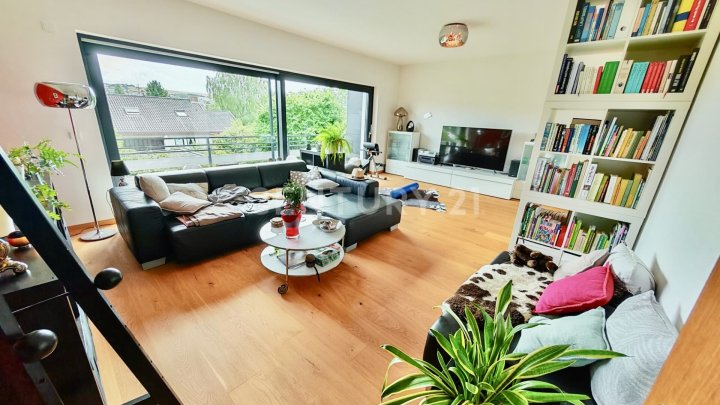 KERNSANIERT VON ARCHITEKTIN: Wunderschönes 240m² Haus mit tollem Garten 4 Garagenplätzen+2 Stellpl.