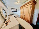 helles gemütliches Gästezimmer