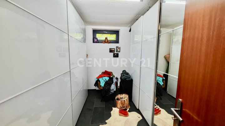 KERNSANIERT VON ARCHITEKTIN: Wunderschönes 240m² Haus mit tollem Garten 4 Garagenplätzen+2 Stellpl.