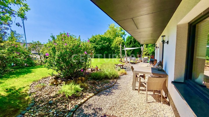 KERNSANIERT VON ARCHITEKTIN: Wunderschönes 240m² Haus mit tollem Garten 4 Garagenplätzen+2 Stellpl.