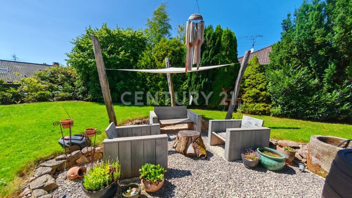 KERNSANIERT VON ARCHITEKTIN: Wunderschönes 240m² Haus mit tollem Garten 4 Garagenplätzen+2 Stellpl.