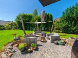 schöne Terrasse mit Blick auf den weitläufigem Garten