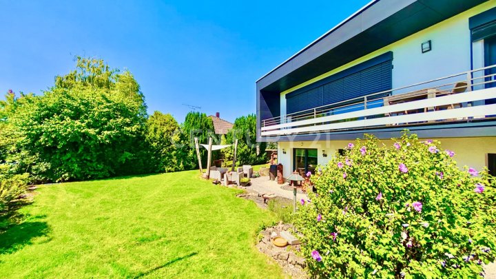 KERNSANIERT VON ARCHITEKTIN: Wunderschönes 240m² Haus mit tollem Garten 4 Garagenplätzen+2 Stellpl.