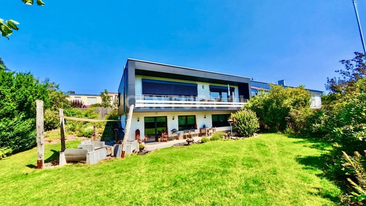 KERNSANIERT VON ARCHITEKTIN: Wunderschönes 240m² Haus mit tollem Garten 4 Garagenplätzen+2 Stellpl.