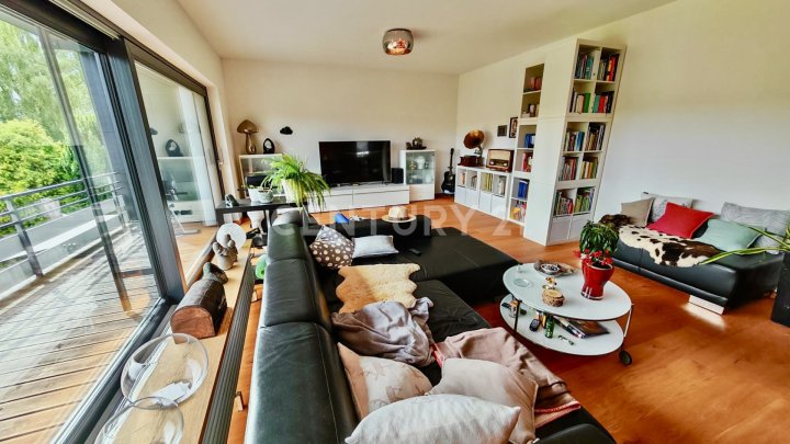 KERNSANIERT VON ARCHITEKTIN: Wunderschönes 240m² Haus mit tollem Garten 4 Garagenplätzen+2 Stellpl.