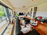 Lichtdurchflutetes Wohnzimmer mit riesigem Schiebefenster