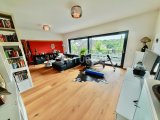 Wohnzimmer mit Zugang zum Balkon