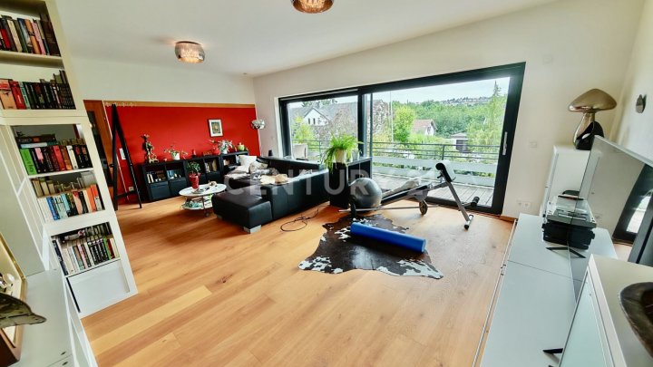 KERNSANIERT VON ARCHITEKTIN: Wunderschönes 240m² Haus mit tollem Garten 4 Garagenplätzen+2 Stellpl.