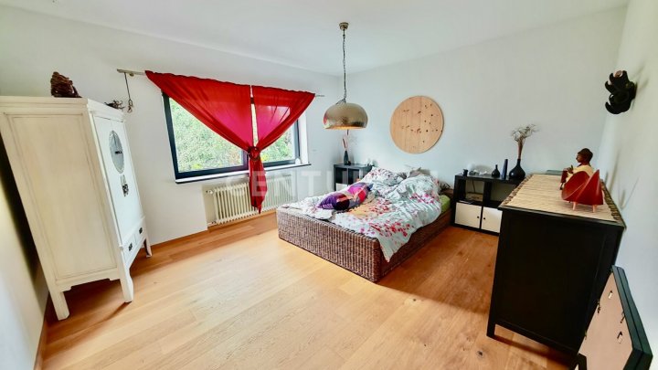 KERNSANIERT VON ARCHITEKTIN: Wunderschönes 240m² Haus mit tollem Garten 4 Garagenplätzen+2 Stellpl.