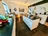 moderne und neuwertige Einbauküche mit Naturstein Platte