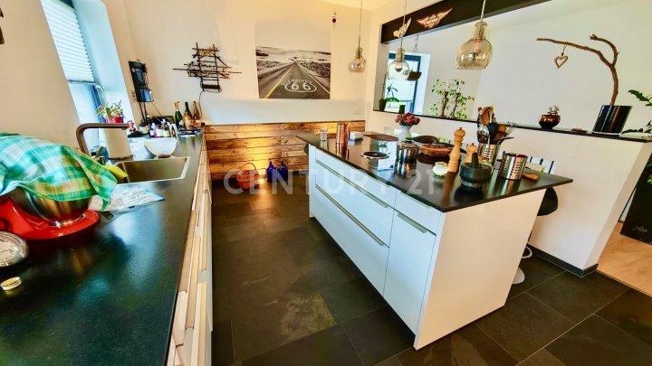 KERNSANIERT VON ARCHITEKTIN: Wunderschönes 240m² Haus mit tollem Garten 4 Garagenplätzen+2 Stellpl.