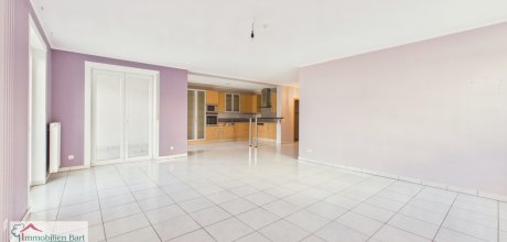 offener Wohn-/Essbereich mit Küche und Zugang zum Balkon