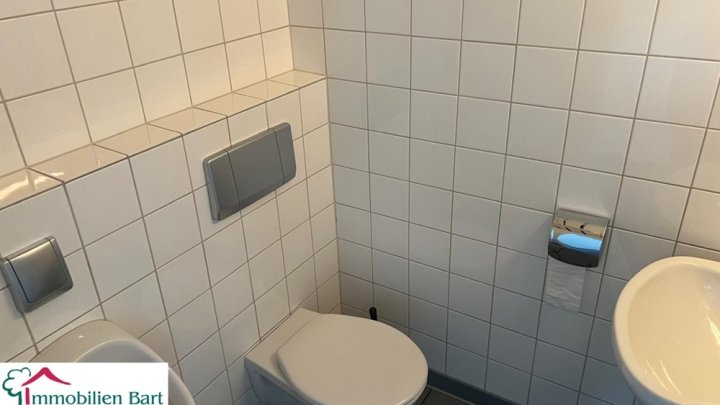 WADERN: MODERNES BÜROGEBÄUDE IN TOP LAGE!